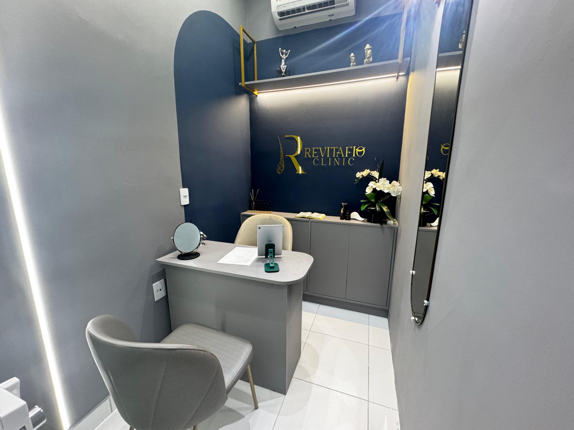 Recepção da RevitaFio Clinic com balcão dourado