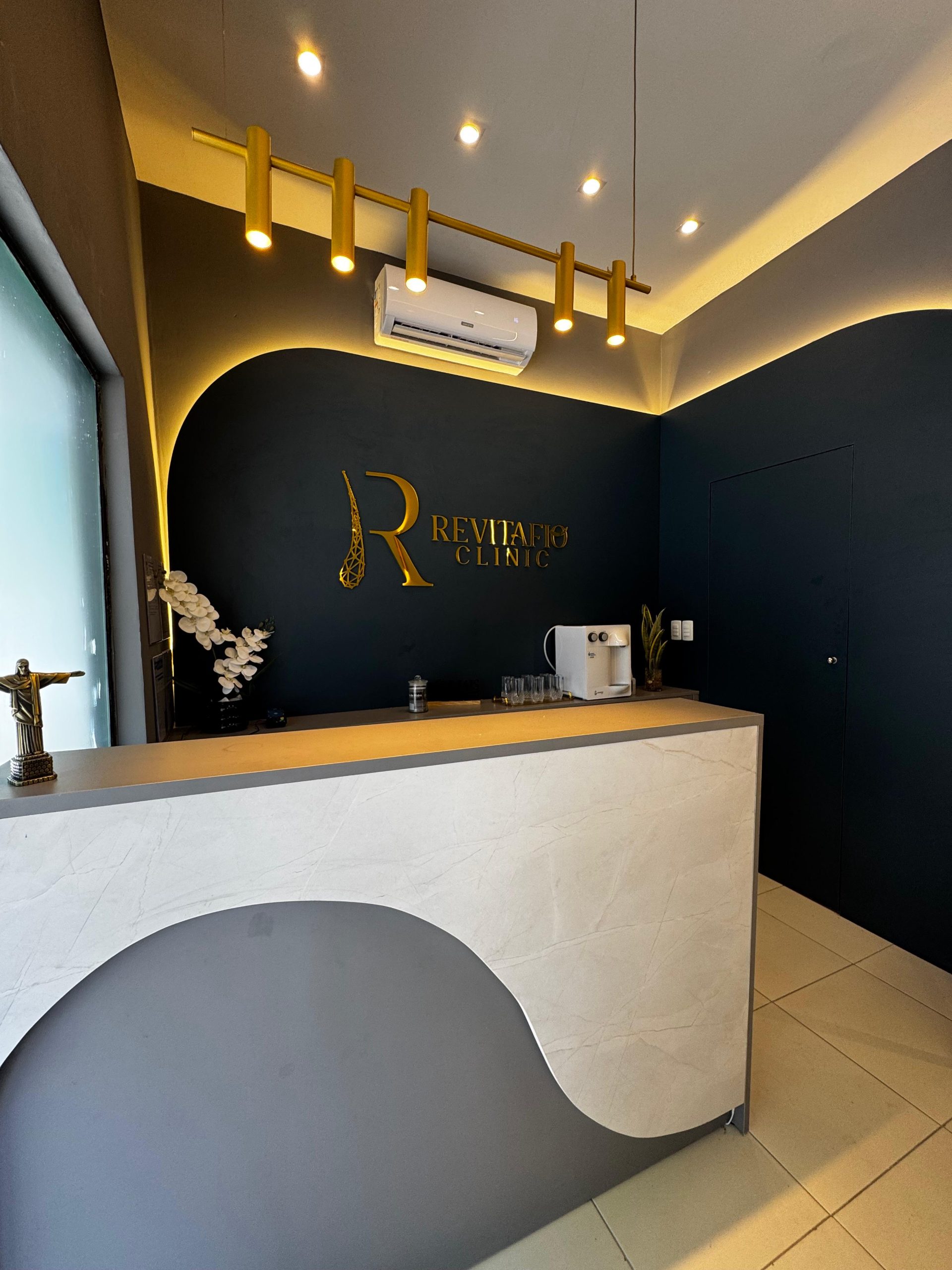Recepção RevitaFio Clinic — vista frontal