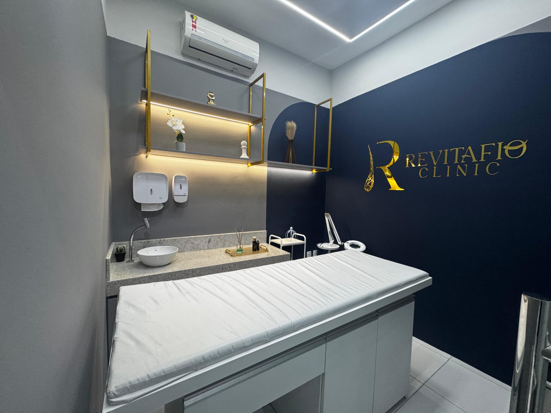 Vista ampla da recepção RevitaFio Clinic